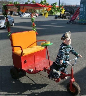小日本机器人骑三轮车