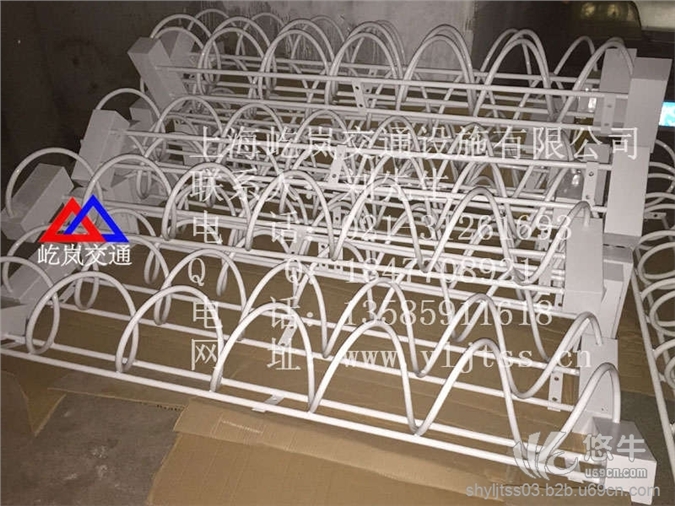 小区自行车存车架电动车安顿在螺旋式自行车存车架图1