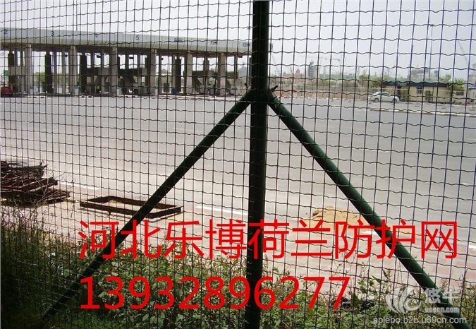 沈阳家用养殖绿色铁丝网规格丹东波浪护栏网锦州公路围栏网厂家直销