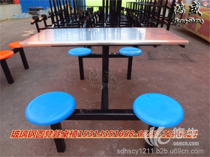 河南驻马店泌阳县低价生产工厂餐桌椅，连体四人铁支架餐桌椅价格