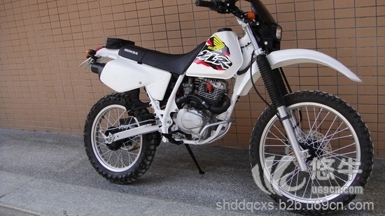 本田XLR125摩托车