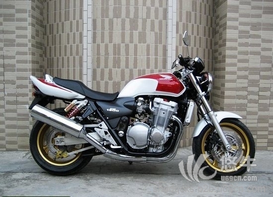 本田CB1300摩托车