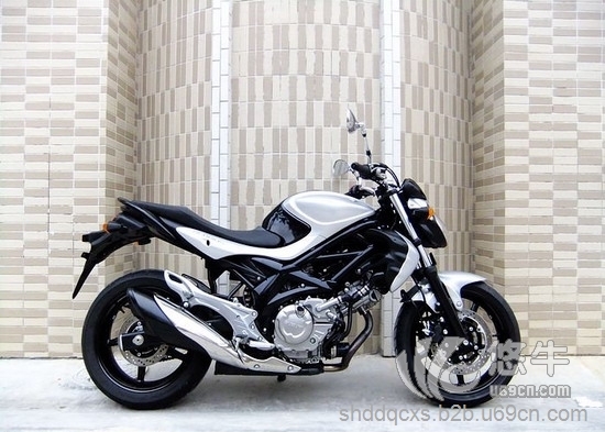 铃木SFV650摩托车