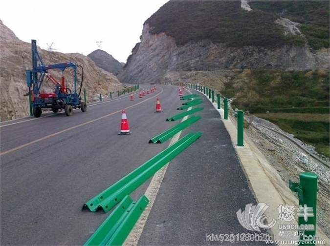 公告武汉热销高速公路防撞护栏板，护栏网，防护网