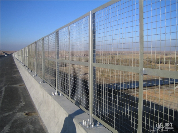 武汉市新鲜出炉浸塑直片框架护栏网厂家-用途广泛