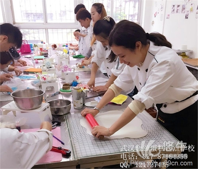 武汉蛋糕培训的学校有哪些武汉学做蛋糕的学校金领蛋糕西点培训